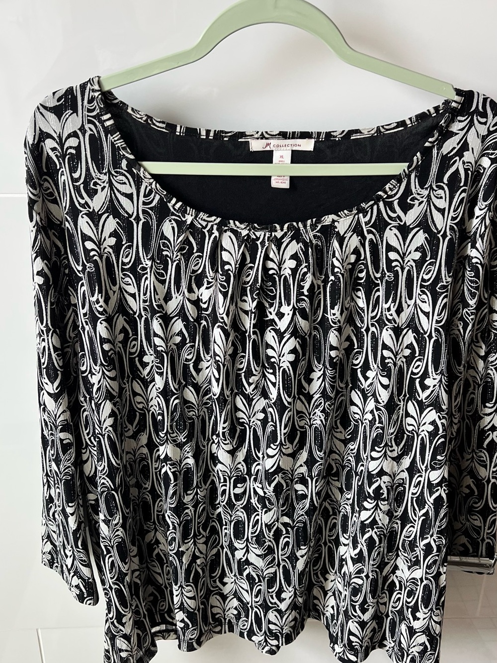 Wines JM Collection /Macy’s black white top with silver sparkle